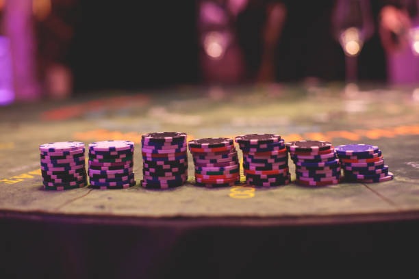 kampung138 live casino table with dealer and players